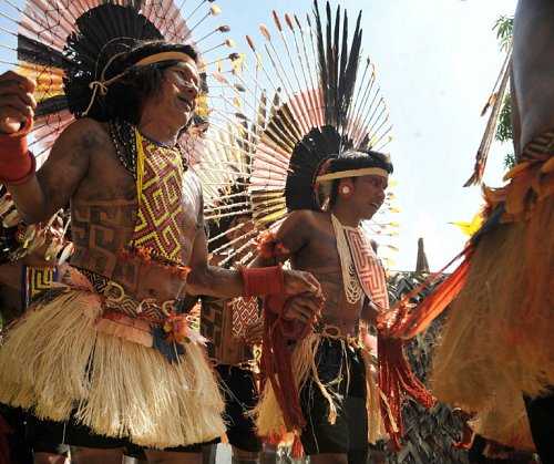 브라질 인디언들의 전통춤 | 세계일보
