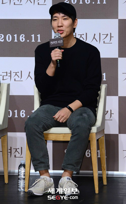 '가려진 시간' 엄태화 감독, 동생 엄태구 언급 "부모님께 감사" | 세계일보