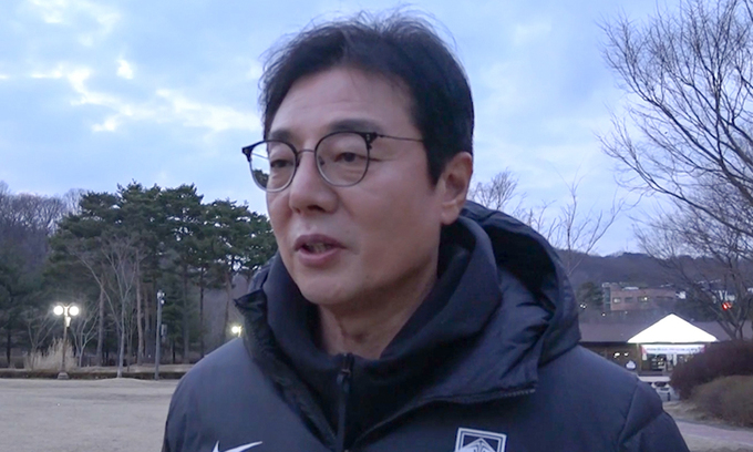 위기의 한국 축구 ‘소방수’ 나선 황선홍