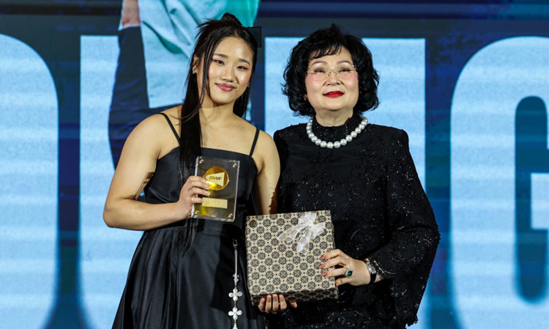 안세영, 여자 선수 최초 3년 연속 BWF 올해의 선수