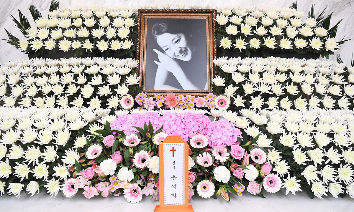 “연예계 큰 기둥”…故윤석화 빈소에 추모 발길 이어져