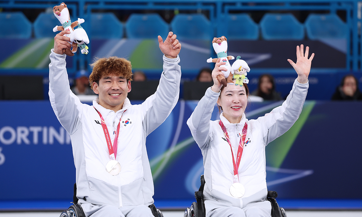 휠체어컬링 백혜진·이용석 銀… 韓 16년 만에 메달 갈증 씻었다