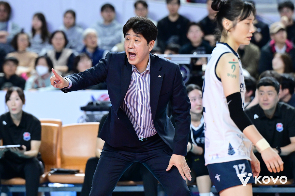 “팬들은 안중에도 없냐?” 챔프전 앞두고 김종민 감독 내친 도로공사, 감독 없이도 우승할 수 있다는 자신감? 아니면 우승보다 감독 내치기가 더 중요한건가 [남정훈의 오버 더 네트]