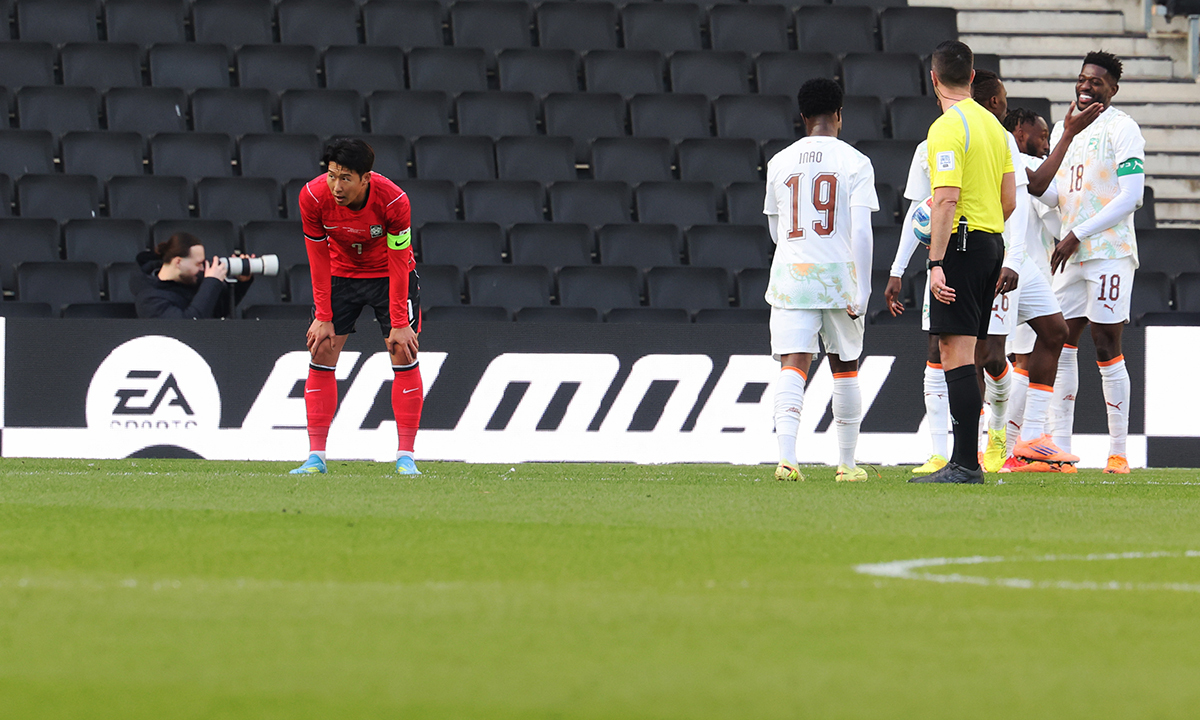 샌드백 전락한 스리백