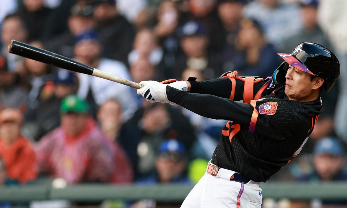 이정후 7번째 멀티히트…김혜성과 올 첫 대결서 먼저 웃었다