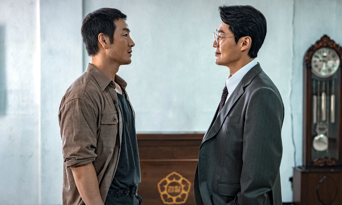 “인간인 척 선 허수아비, 제 기능 못한 공권력 빗대”