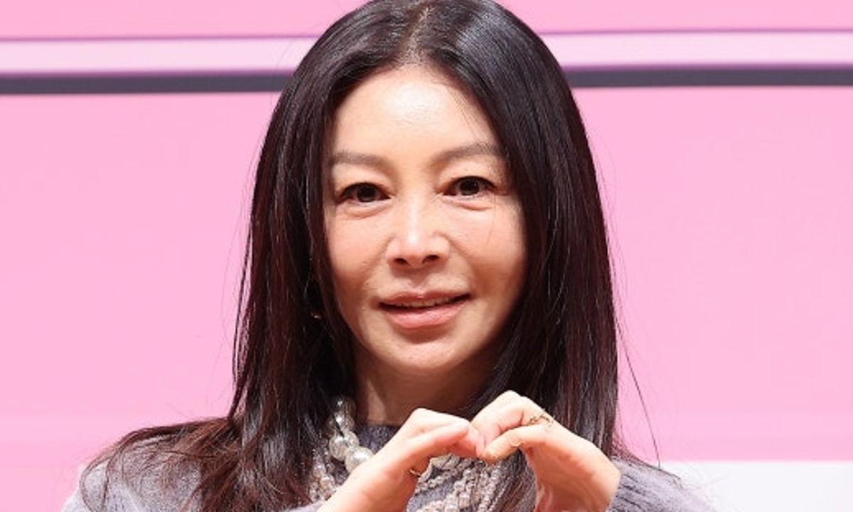 “여행 갈 때도 레몬수 챙긴다” 63세 황신혜, 탄력 있는 피부 유지한 아침 습관