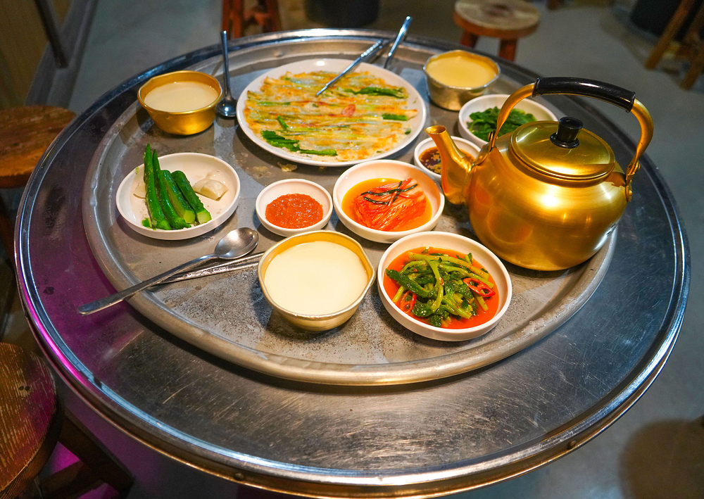 ‘지글지글’ 비 오는 날, 왜 유독 ‘막걸리에 파전’이 당길까? [FOOD+]