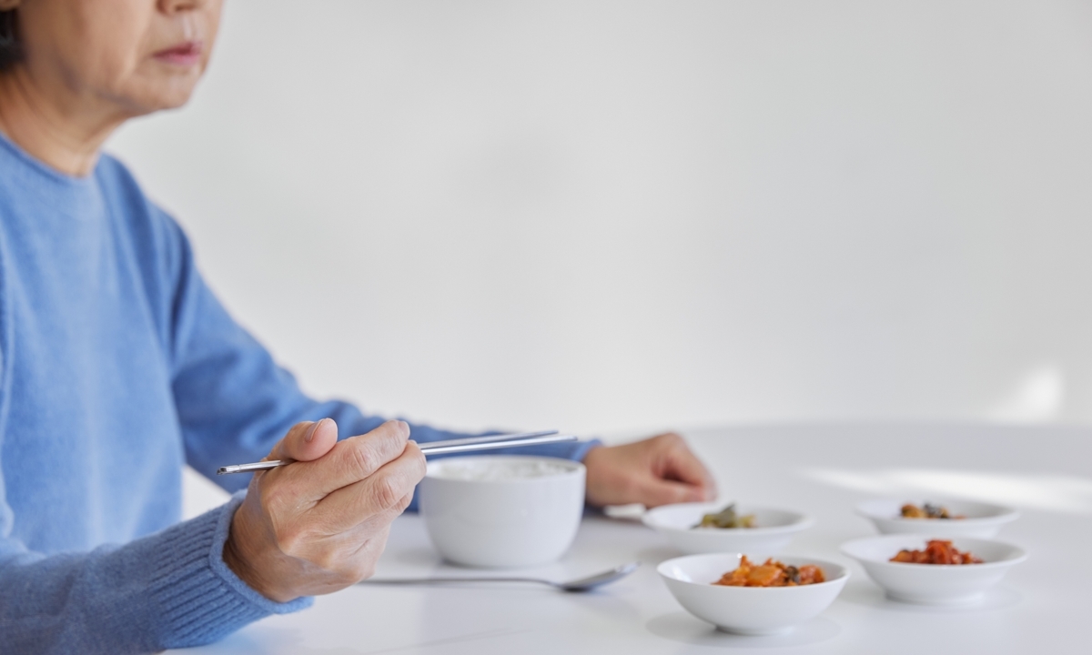 엄마가 김치찌개에 깻잎을 넣어요…부모님 밥상에서 발견하는 치매 적신호