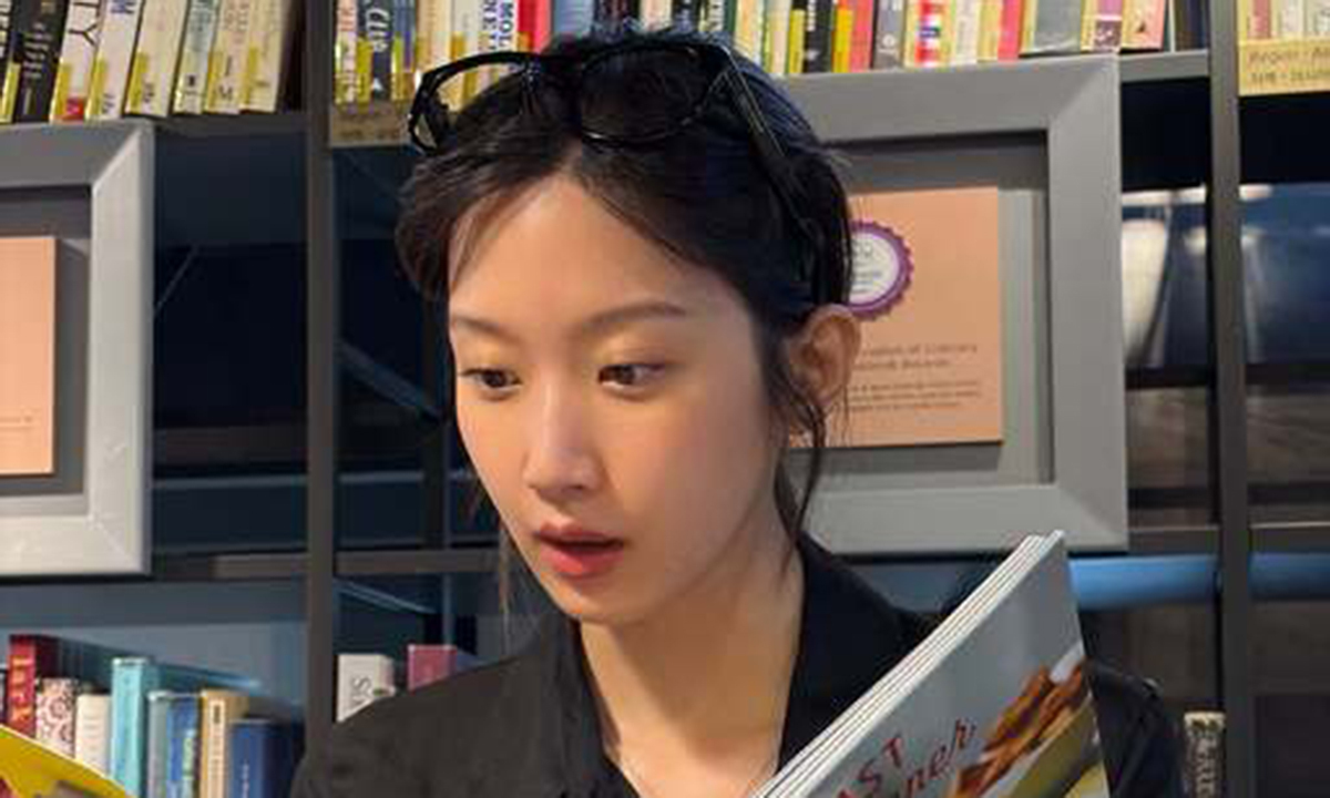 문가영, 서점에서도 빛나는 미모…안경 올려 쓰고 지적 분위기까지